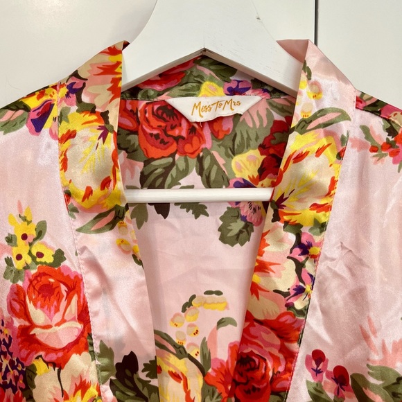 4 for $20 🦋 NWOT Miss to Mrs Floral Bridal Robe - Picture 4 of 6